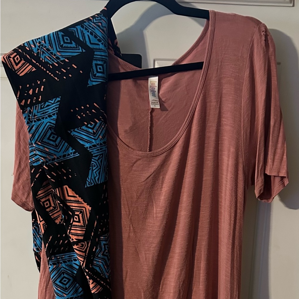 Lularoe Tc leggings and small perfect T.